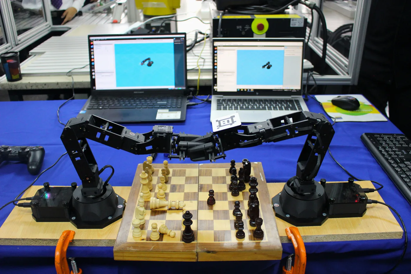 Robot PincherX-100 de laboratorio