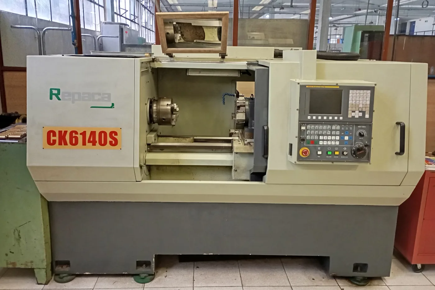 Torno CNC del taller de mecánica